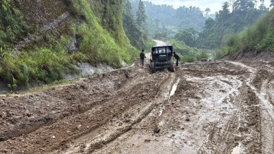  जोखिमपूर्ण बनेपछि दमक–चिसोपानी सडकमा मालवाहक सवारी सञ्चालनमा रोक 